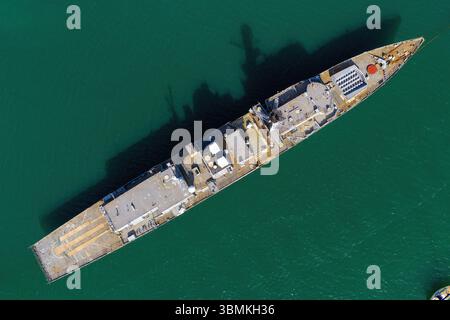 Une vue à vol d'oiseau de la frégate de type 23 déclassée de l'ancien HMS Northumberland en attente d'élimination dans le port de Portsmouth. Banque D'Images