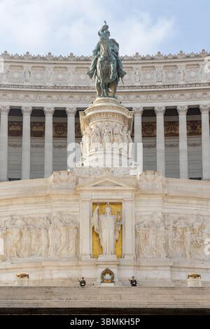 Vues sur les rues de Rome, en particulier l'Altare della Patria, avec des touristes marchant dans ses rues à Rome, Italie Banque D'Images
