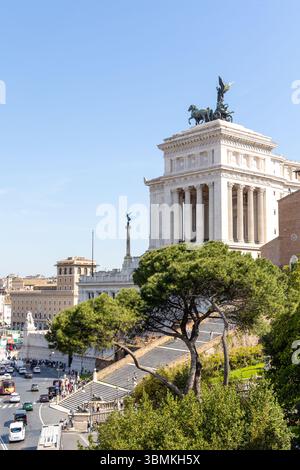 Vues sur les rues de Rome, en particulier l'Altare della Patria, avec des touristes marchant dans ses rues à Rome, Italie Banque D'Images
