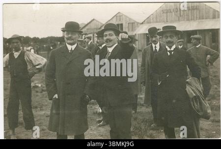 Giovanni Battista Caproni, ingénieur aéronautique italien, concepteur d'avions et aviateur (pointant du doigt), et à sa droite l'homme politique Luigi Facta. Banque D'Images