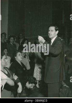 Milan. Teatro alla Scala, saison 1954-55. Le compositeur Gian Carlo Menotti dirige son nouvel opéra The Saint of Becker Street. Banque D'Images