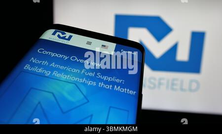 Stuttgart, Allemagne - 05-02-2025 : téléphone portable avec la page web de la société américaine Mansfield Energy Corp. sur l'écran devant le logo. Banque D'Images