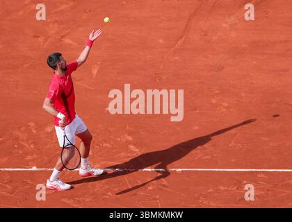 Le joueur de tennis serbe Novak Djokovic en action à l'Open de France, Roland Garros, Paris, France. Banque D'Images