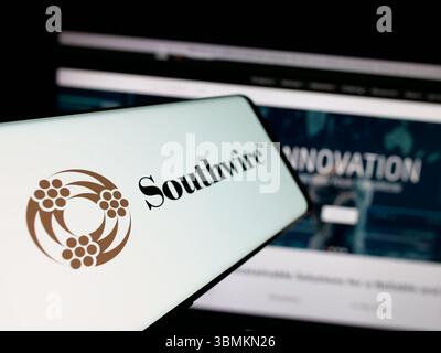 Stuttgart, Allemagne - 05-02-2025 : smartphone avec le logo de US cable business Southwire Company LLC sur l'écran en face du site Web. Banque D'Images