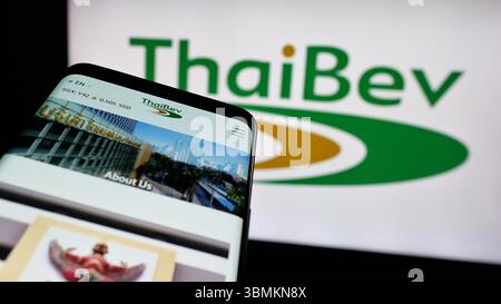 Stuttgart, Allemagne - 05-02-2025 : téléphone portable avec la page web de la société Thai Beverage plc (ThaiBev) sur l'écran devant le logo. Banque D'Images