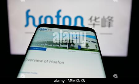 Stuttgart, Allemagne - 05-02-2025 : smartphone avec le logo de la société chinoise de produits chimiques Huafon Group sur l'écran en face du site Web. Banque D'Images