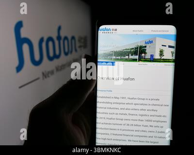 Stuttgart, Allemagne - 05-02-2025 : téléphone portable avec la page Web de la société chinoise de produits chimiques Huafon Group sur l'écran devant le logo. Banque D'Images