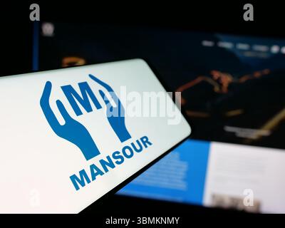 Stuttgart, Allemagne - 05-02-2025 : smartphone avec le logo de la société égyptienne Mansour Group sur l'écran en face du site Web. Banque D'Images