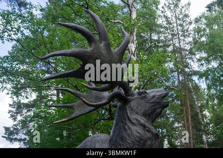 Ekaterinbourg, Russie - 23 juin 2025 : sculpture de cerf géant éteint (Megaloceros giganteus) dans le parc par une journée d'été ensoleillée Banque D'Images