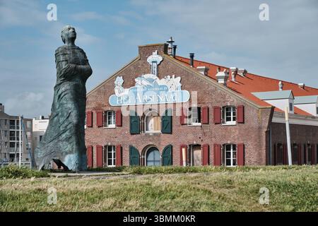 28 mai 2025 - Vlissingen-pays-Bas : Statue féminine devant l'attraction maritime Het Arsenaal en décomposition et fermée à Vlissingen. Banque D'Images