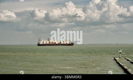 28 mai 2025 - Vlissingen-pays-Bas : un porte-conteneurs de taille moyenne chargé de conteneurs Maersk traverse l'estuaire de Westerschelde près de Vlissi Banque D'Images