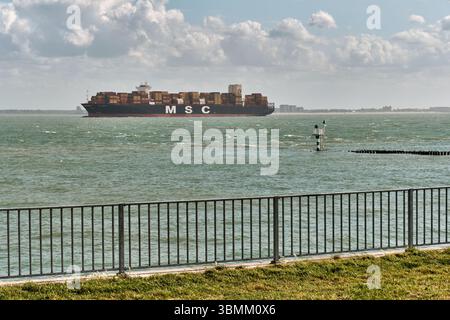 28 mai 2025 - Vlissingen-pays-Bas : un grand porte-conteneurs chargé de conteneurs traverse l'estuaire de Westerschelde près de Vlissingen, vers Banque D'Images