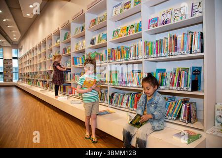 Pays-Bas, enfants lisant des livres dans une bibliothèque publique Banque D'Images