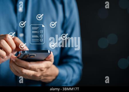 Liste de contrôle numérique et icônes d'enquête documentées sur l'écran mobile avec des coches. Représentation des commentaires en ligne, évaluation de la satisfaction, réalisation des tâches, Banque D'Images