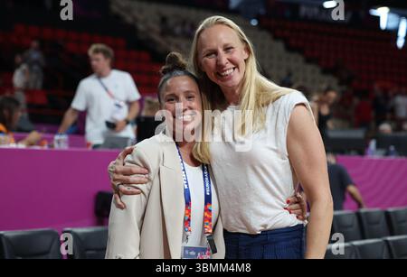 Pirée, Grèce. 27 juin 2025. La belge Marjorie Carpreaux et la belge Ann Wauters en photo avant un match de basket-ball entre l'équipe nationale belge 'The Belgian Cats' et l'Italie, lors des demi-finales du tournoi FIBA Women's EuroBasket, vendredi 27 juin 2025 au Pirée, Grèce. BELGA PHOTO VIRGINIE LEFOUR crédit : Belga News Agency/Alamy Live News Banque D'Images