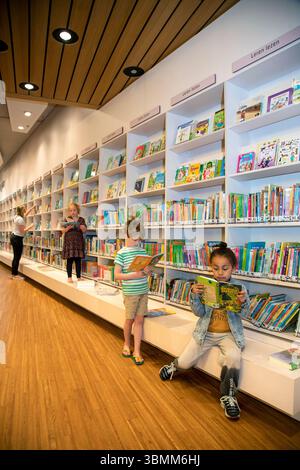 Pays-Bas, enfants lisant des livres dans une bibliothèque publique Banque D'Images