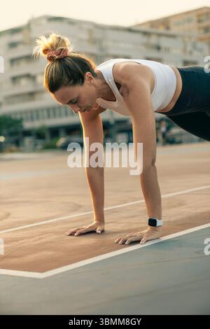 Femme en forme faisant un exercice de planche. Concept de force de base, entraînement de poids corporel et détermination dans la forme physique Banque D'Images