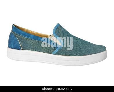 Photo isolée du slip en denim de couleur bleue sur la chaussure sur fond blanc. Banque D'Images