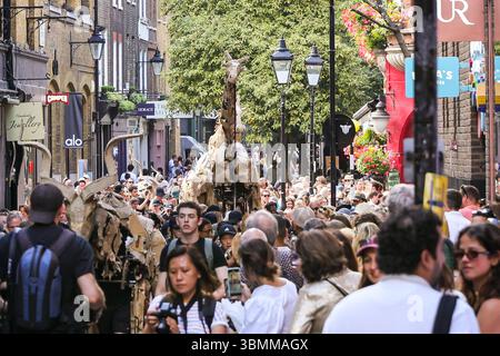 Londres, Royaume-Uni. 27 juin 2025. Les marionnettistes avec leur troupeau d'animaux marchent de Sevel Dials à Covent Garden en passant par Soho et le Strand jusqu'à Somerset House cet après-midi, interagissant avec le public. LES TROUPEAUX sont l'art public et l'action climatique. D’avril à août 2025, les animaux marionnettes grandeur nature parcourent un itinéraire de 20 000 km entre le bassin du Congo et le cercle arctique, symbolisant leur fuite de la catastrophe climatique avec des arrêts dans de nombreuses villes et pays, à Londres du 27 au 29 juillet. Crédit : Imageplotter/Alamy Live News Banque D'Images