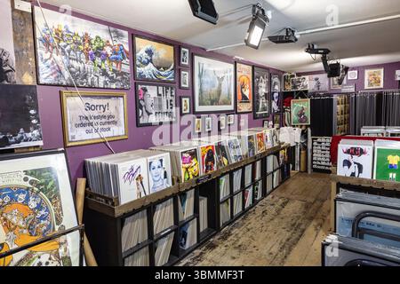 Londres, Royaume-Uni - 17 mai 2023 : un magasin de disques vinyles vintage à Camden Town, Londres Banque D'Images