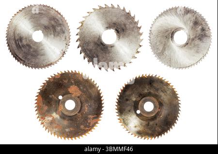 Photo isolée de diverses lames de scie circulaire rouillées et utilisées sur fond blanc. Banque D'Images
