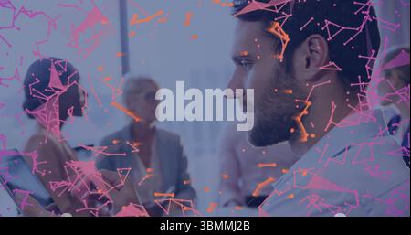 Collaboration avec la superposition de réseau numérique, professionnels d'affaires dans le cadre de bureau Banque D'Images