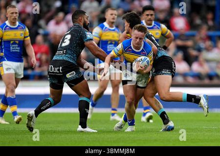 Alfie Edgell de Leeds (au centre) est attaqué par Issac Liu de Leigh (à gauche) et Owen Trout (à droite) lors du match de Betfred Super League à l'AMT Headingley Stadium de Leeds. Date de la photo : vendredi 27 juin 2025. Banque D'Images