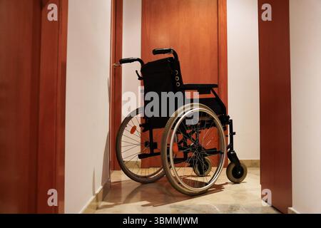Fauteuil roulant vide dans le couloir de la maison Banque D'Images