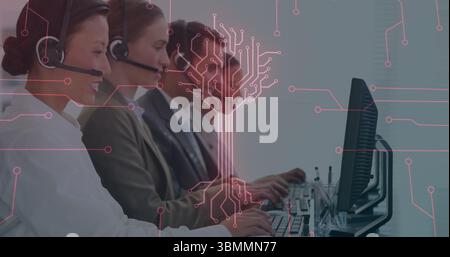 Traitement des appels à l'aide de micro-casques et saisie sur des ordinateurs au bureau sous superposition de circuits numériques Banque D'Images
