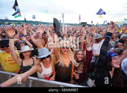 Les foules assistent à une performance pendant le festival de Glastonbury à Worthy Farm dans le Somerset. Date de la photo : vendredi 27 juin 2025. Banque D'Images