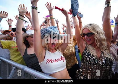 Les foules assistent à une performance pendant le festival de Glastonbury à Worthy Farm dans le Somerset. Date de la photo : vendredi 27 juin 2025. Banque D'Images
