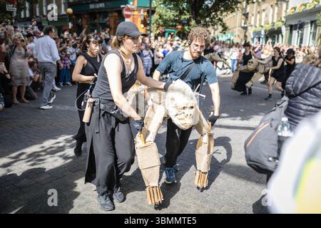 LONDRES, Royaume-Uni – 27 juin 2025 : les artistes manœuvrent des marionnettes animales en carton grandeur nature dans le West End dans le cadre des troupeaux, un publi de 20 000 kilomètres Banque D'Images