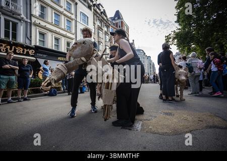 LONDRES, Royaume-Uni – 27 juin 2025 : les artistes manœuvrent des marionnettes animales en carton grandeur nature dans le West End dans le cadre des troupeaux, un publi de 20 000 kilomètres Banque D'Images