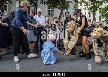 LONDRES, Royaume-Uni – 27 juin 2025 : les artistes manœuvrent des marionnettes animales en carton grandeur nature dans le West End dans le cadre des troupeaux, un publi de 20 000 kilomètres Banque D'Images