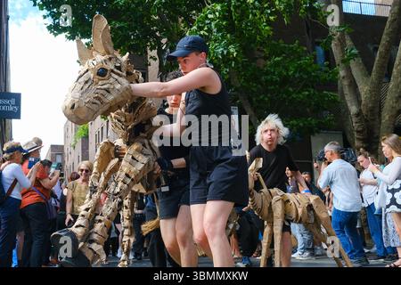 Londres, Royaume-Uni. 27 juin 2025. Des marionnettes animales grandeur nature sont arrivées à Londres ce matin et continuent leur voyage à travers le West End de Covent Garden à Somerset House. The HERDS, une initiative d'art climatique cherche à inspirer tous ceux qui vivent la performance tout au long de son voyage de 20 000 km. Crédit : onzième heure photographie/Alamy Live News Banque D'Images