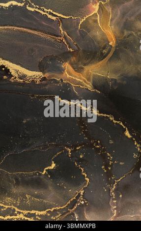 Les motifs tourbillonnants de l'encre d'alcool créent une belle pièce d'art abstrait avec des accents dorés Banque D'Images