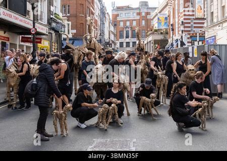 Les troupeaux voyagent de Covent Garden à Somerset House, Londres. Animaux marionnettes grandeur nature, un spectacle d'art public et d'action climatique. 27 juin 2025 Royaume-Uni Banque D'Images