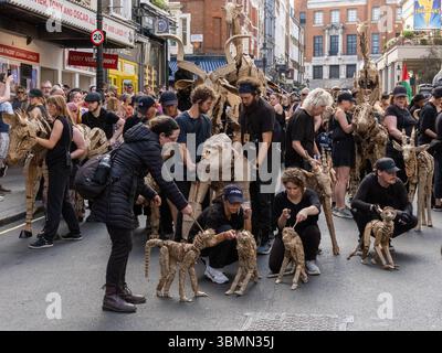 Les animaux marionnettes grandeur nature du projet d’art action climatique « The Herds » défilent dans le centre de Londres en direction de Somerset House, le 27 juin 2025. Banque D'Images