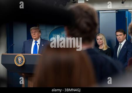 Washington, États-Unis d'Amérique. 27 juin 2025. Washington, États-Unis d'Amérique. 27 juin 2025. Le président américain Donald Trump, écoute une question lors d’une conférence de presse à la salle de presse James S. Brady de la Maison Blanche, le 27 juin 2025 à Washington, DC Trump a appelé la rare conférence de presse à la suite de la décision de la Cour suprême de limiter les injonctions à l’échelle nationale, une victoire pour le président. Crédit : ABE McNatt/White House photo/Alamy Live News Banque D'Images