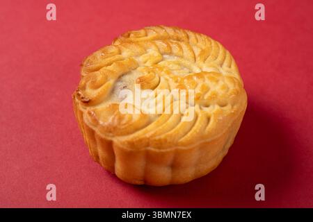 Vue d'angle gâteau de lune chinois avec phoenix sur le dessus Banque D'Images