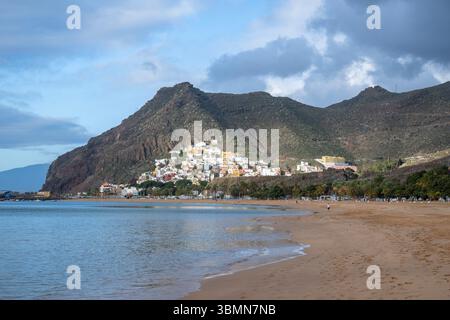 Playa de Las Teresitas et la ville de San Andrés, côte nord-est de Tenerife, Espagne Banque D'Images