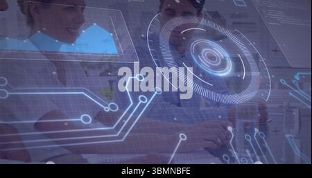 Équipe collaboratrice examinant la saisie des données sur ordinateur portable au bureau, avec recouvrement HUD, verre d'eau Banque D'Images