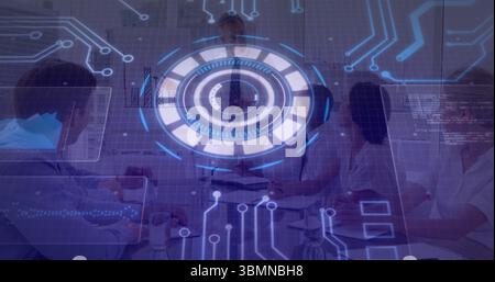 Représentant commercial pointant vers l'interface holographique au-dessus de la table de conférence avec des ordinateurs portables Banque D'Images