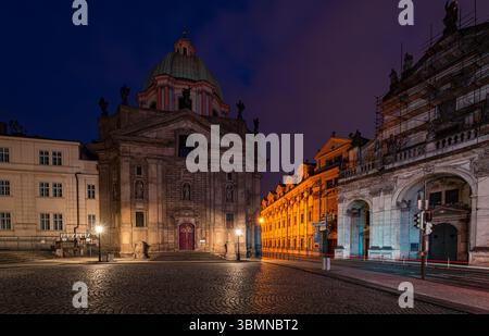 Place du Pont Charles dans le vieux Prague en soirée Banque D'Images