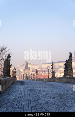Le pont Charles dans le Vieux Prague est l'un des monuments les plus célèbres de la capitale Chezh Banque D'Images