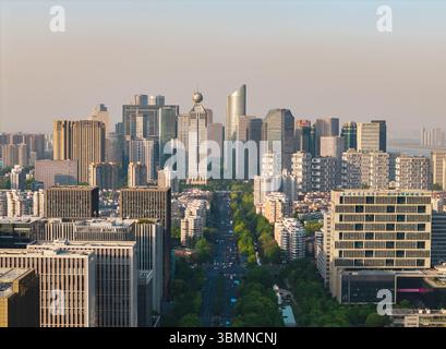 Hangzhou, Chine - 18 avril 2025 : la vue aérienne met en valeur l'horizon de Hangzhou, avec un mélange de gratte-ciel modernes et de rues bordées d'arbres. Banque D'Images