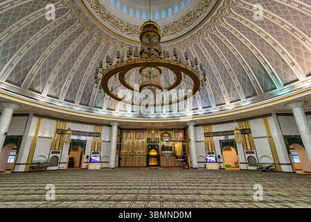 Intérieur de la mosquée Jame ASR Hassanil Bolkiah, à Bandar Seri Begawan, Brunei Darussalam, dispose d'un grand lustre doré suspendu au plafond décoré avec de beaux éléments de design d'art islamique Banque D'Images