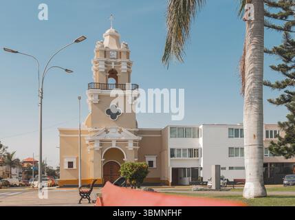 Tour de l'église la Punta avec horloge et plantes en face, à Callao, pérou Banque D'Images