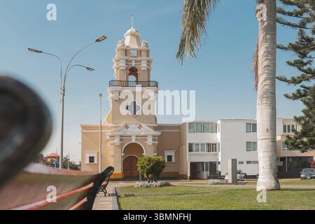 Tour de l'église la Punta avec horloge et plantes en face, à Callao, pérou Banque D'Images