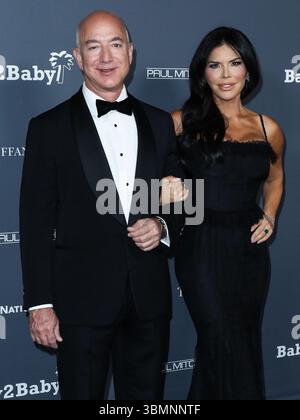 (FILE) Jeff Bezos et Lauren Sanchez sont mariés ! Ils ont noué le nœud lors d'une cérémonie de cravate noire sur l'île de San Giorgio Maggiore à Venise, en Italie, le vendredi 27 juin 2025. WEST HOLLYWOOD, LOS ANGELES, CALIFORNIE, États-Unis - 13 NOVEMBRE : L'entrepreneur américain / fondateur et président exécutif de Amazon.com Jeff Bezos et sa petite amie / journaliste, auteure et pilote d'hélicoptère Lauren Sanchez, lauréate du Prix Emmy américain, arrivent au Gala de 10 ans Baby2Baby 2021 qui s'est tenu au Pacific Design Center le 13 novembre 2021 à West Hollywood, Los Angeles, Californie, États-Unis. (Photo de Xavier Collin/image Pr Banque D'Images